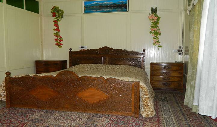 Royal Safina Houseboat, Srinagar 4